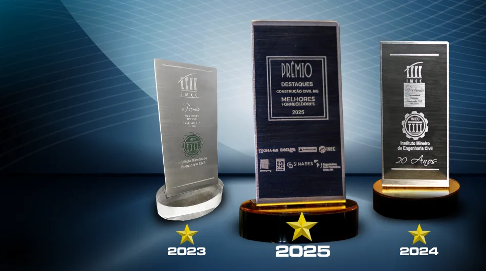 Troféus de destaque da construção civil recebidos pelo vergalhão SIMEC 50-S em 2023, 2024 e 2025